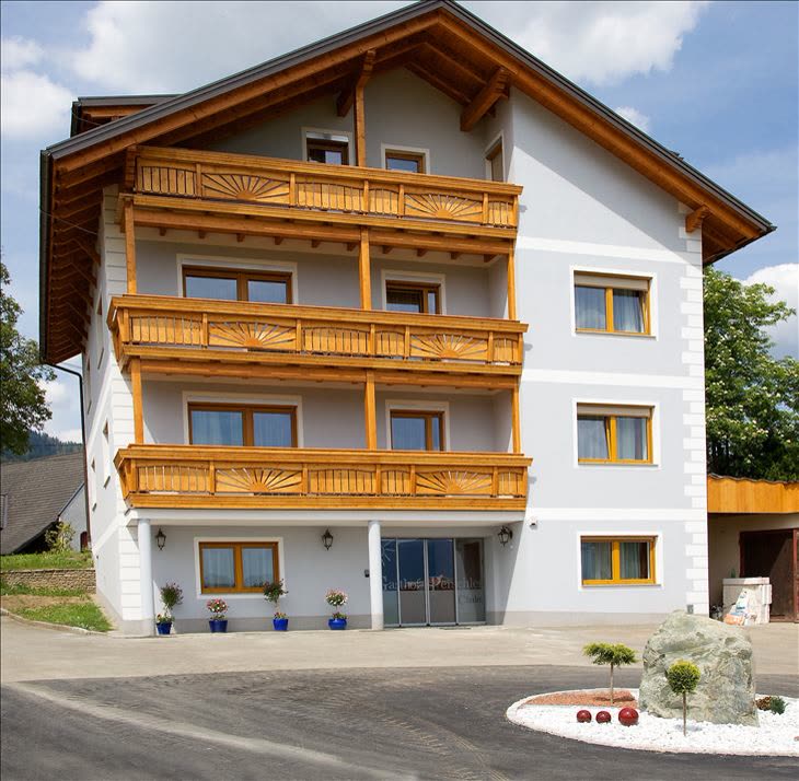 Das Chalet mit geschnitzten Holzbalkonen