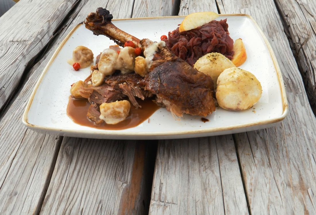 Gebratenes Gansl mit Cognac-Sauce, Kartoffelknödel, Apfelrotkraut und Maroni