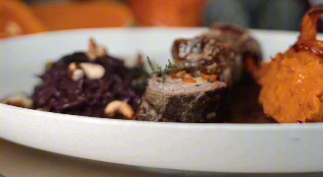 Gedünstete Rindsroulade mit Kürbispüree und Rotkraut