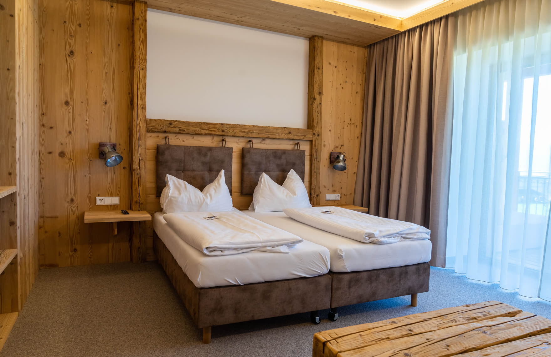 Zimmer im Stadl mit Holzwand und Doppelbett